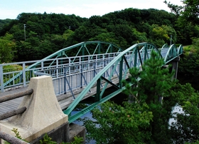 ２度の移設を経て淡路島に帰郷した「塩屋橋」＝淡路市楠本