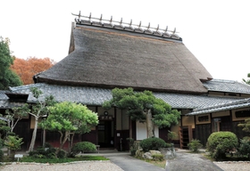 ずっしりとした屋根に、総ヒノキ造りの母屋＝猪名川町上野