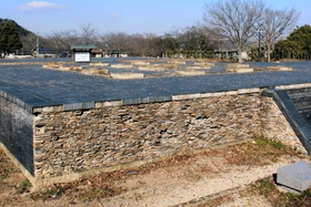 ７世紀末ごろの瓦を再利用して復元された西条廃寺の塔跡＝加古川市西条山手２
