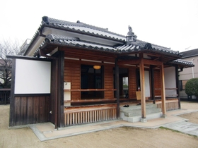 静かなたたずまいの申義堂＝高砂市高砂町横町