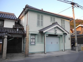 板張りやよろい戸がモダンな雰囲気を放つ旧魚橋郵便局舎＝高砂市阿弥陀町魚橋