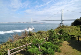 砲台があった地点から望む明石海峡。多くの船が絶え間なく行き交う＝淡路市岩屋