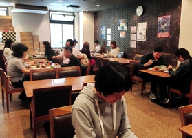昼食時はいつもにぎわうステーキ店＝西宮市の関学大
