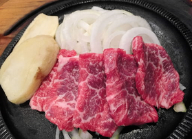 関学大の学食で提供されているステーキ。８０グラム１２００円（税込み）