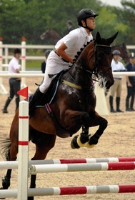 関西学生章典馬術大会で９年ぶりに連覇を達成した関学大馬術部