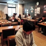 昼食時はいつもにぎわうステーキ店＝西宮市の関学大