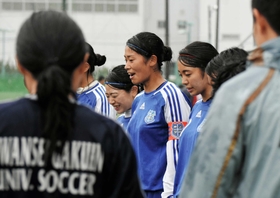 関学大女子サッカー部主将（中央）（提供写真）