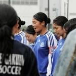 関学大女子サッカー部主将（中央）（提供写真）