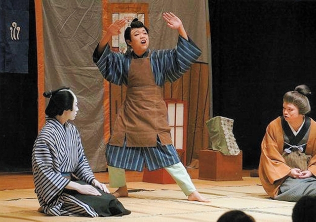「八百屋の献立」などの歌舞伎を披露している甲南大学の歌舞伎文楽研究部（同部提供）