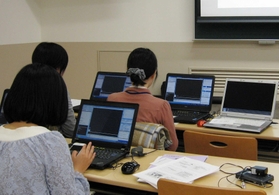 障害のある学生の受講をサポートする関学大のノートテイカー