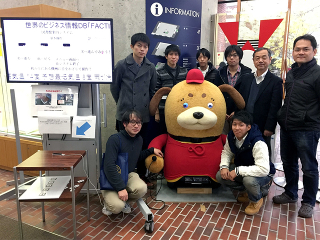 犬型案内ロボットの「ＫｏＲｏ（コロ）」と開発した教授と学生ら