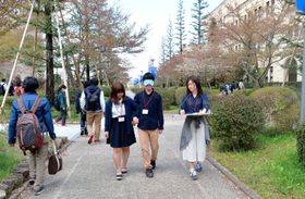 キャンパス内を巡って段差や設備をチェックする学生ら