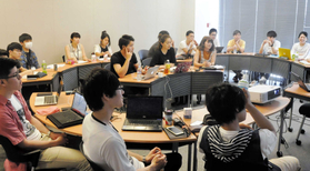 甲南大学マネジメント創造学部キャンパスで講義を受ける高校生ら