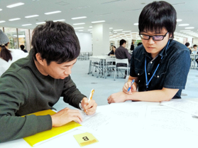 大学１年生（左）のレポートをサポートする上級生