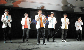 「神大フェス　Ｒｉｏｔ！！」で学生有志９９人が、リレー形式で歌や踊りを披露