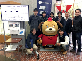 犬型案内ロボットの「ＫｏＲｏ（コロ）」と開発した教授と学生ら