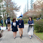 キャンパス内を巡って段差や設備をチェックする学生ら