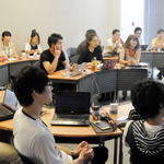 甲南大学マネジメント創造学部キャンパスで講義を受ける高校生ら