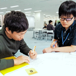 大学１年生（左）のレポートをサポートする上級生