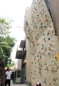 関西学院大西宮上ケ原キャンパスにあるクライミングウォール