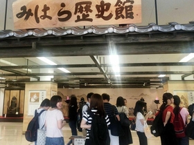 三原市で現地調査を行う甲南大学の学生（８月）