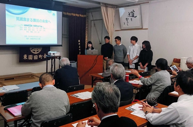 まちづくりの研究成果を住民に報告する学生＝東園田町総合会館