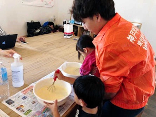 自慢のたこ焼きを振る舞う関西出身の学生