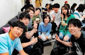 ６月１９日の昼休みに開催された「ブラウン・バッグの集い」＝西宮市、関西学院大