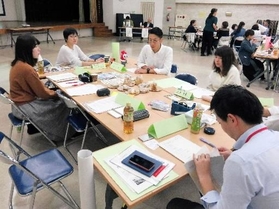 兵庫公会堂で開催された「兵庫区大学生サミット」＝神戸市兵庫区