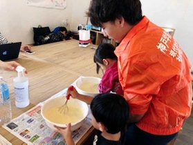自慢のたこ焼きを振る舞う関西出身の学生