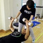 トレーニング室で常勤トレーナーから指導を受ける学生＝神戸市東灘区、甲南大