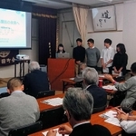 まちづくりの研究成果を住民に報告する学生＝東園田町総合会館