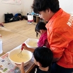 自慢のたこ焼きを振る舞う関西出身の学生