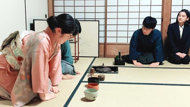 茶室「恵風庵」で点前を進める部員＝西宮市上ケ原一番町