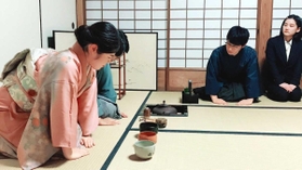 茶室「恵風庵」で点前を進める部員＝西宮市上ケ原一番町