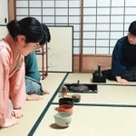 茶室「恵風庵」で点前を進める部員＝西宮市上ケ原一番町
