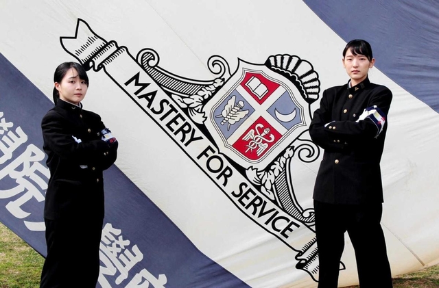 応援団総部団長の岸本ゆずかさん（左）と指導部長の柏原加奈さん