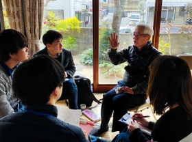 戦時中に経験したことを語ってくれた中村博政さん（中央右）