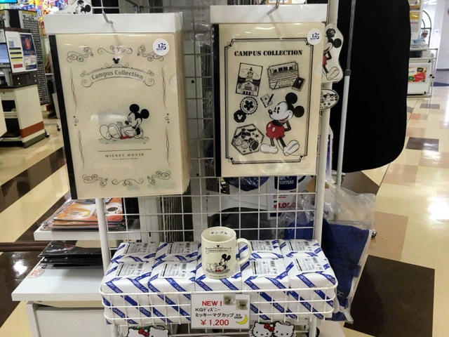 関西学院大のオリジナル商品。クリアファイルなどに、ミッキーマウスが関学大でキャンパスライフを楽しむデザインがあしらわれている