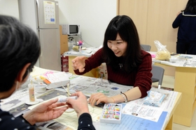 和ろうそく作りのボランティアをする甲南大生＝岩手県釜石市