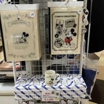関西学院大のオリジナル商品。クリアファイルなどに、ミッキーマウスが関学大でキャンパスライフを楽しむデザインがあしらわれている