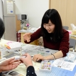 和ろうそく作りのボランティアをする甲南大生＝岩手県釜石市