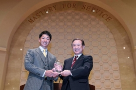 関西学院大の村田治学長から学長賞を受ける近本光司外野＝西宮市上ケ原一番町