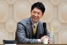 笑顔で講演する近本光司外野手＝西宮市上ケ原一番町