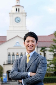 母校の関西学院大で時計台の前に立つ近本光司外野手＝西宮市上ケ原一番町