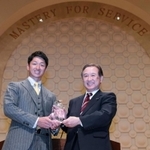 関西学院大の村田治学長から学長賞を受ける近本光司外野＝西宮市上ケ原一番町