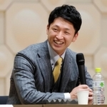 笑顔で講演する近本光司外野手＝西宮市上ケ原一番町