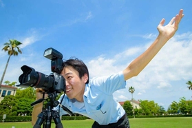 卒業アルバム委員会の一員としてシャッターを切る柴原誠さん＝西宮市上ケ原一番町、関西学院大学