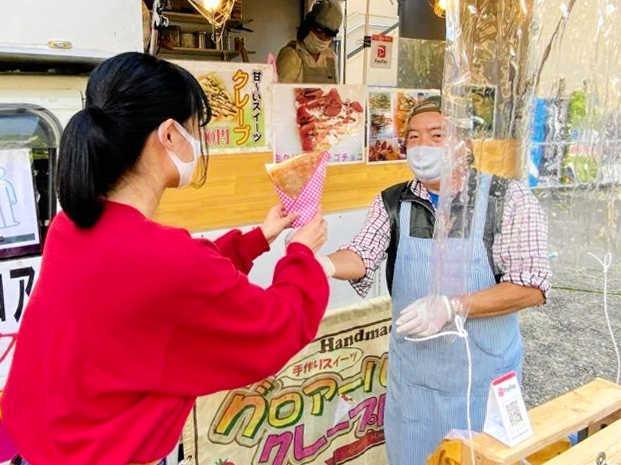 キャンパスで営業するクレープ店のキッチンカー＝関西学院大学西宮上ケ原キャンパス