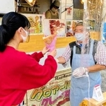 キャンパスで営業するクレープ店のキッチンカー＝関西学院大学西宮上ケ原キャンパス